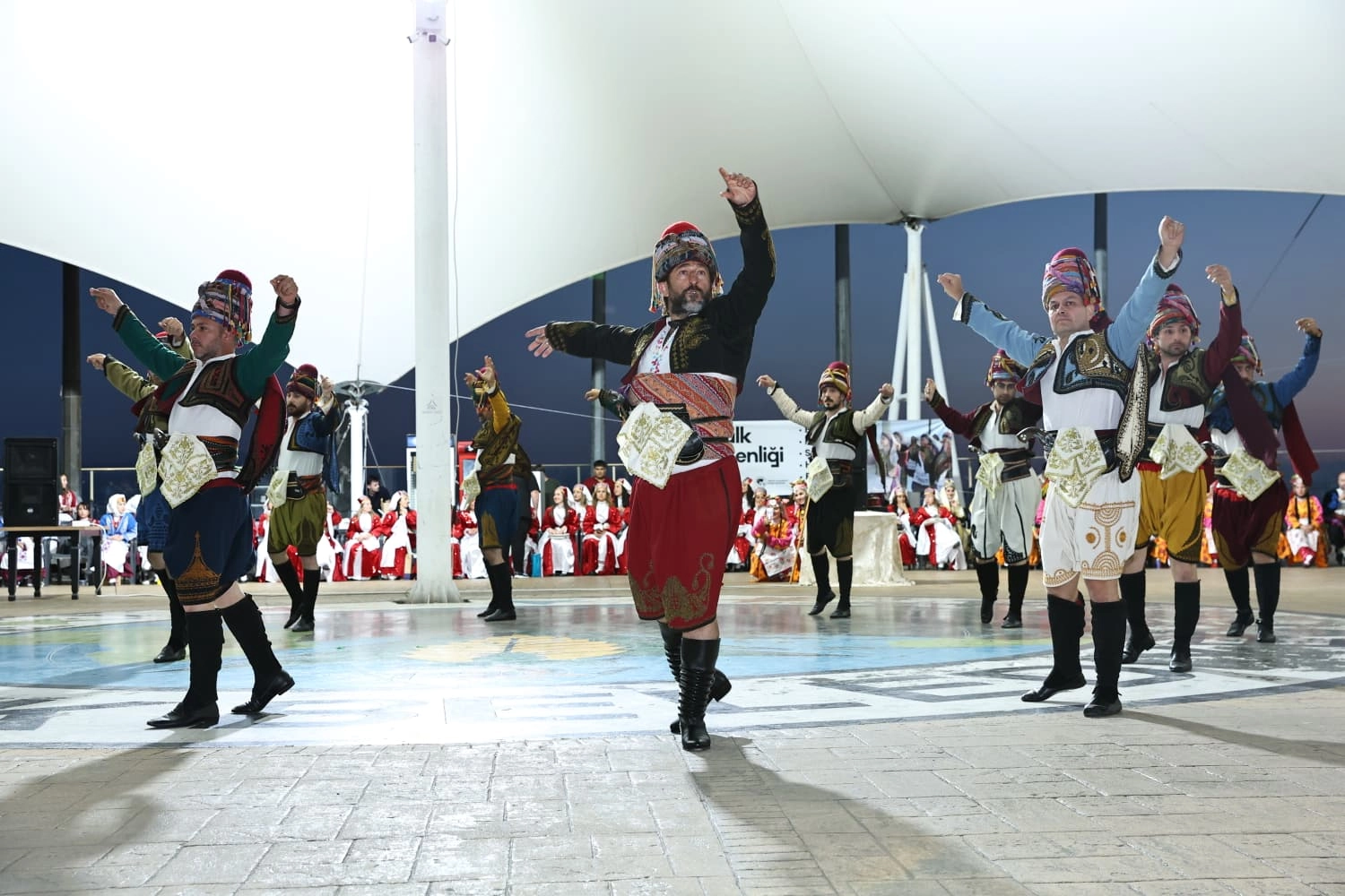 Hendek’te Maarif Halk Dansları Şenliği Yoğun Katılımla Gerçekleştirildi